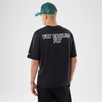The model is wearing this NFL International Games 2026 Philadelphia Eagles Oversized T-Shirt in black. 2