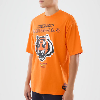 The model is wearing this NFL International Games 2026 Cincinnati Bengals Oversized T-Shirt in orange. 3