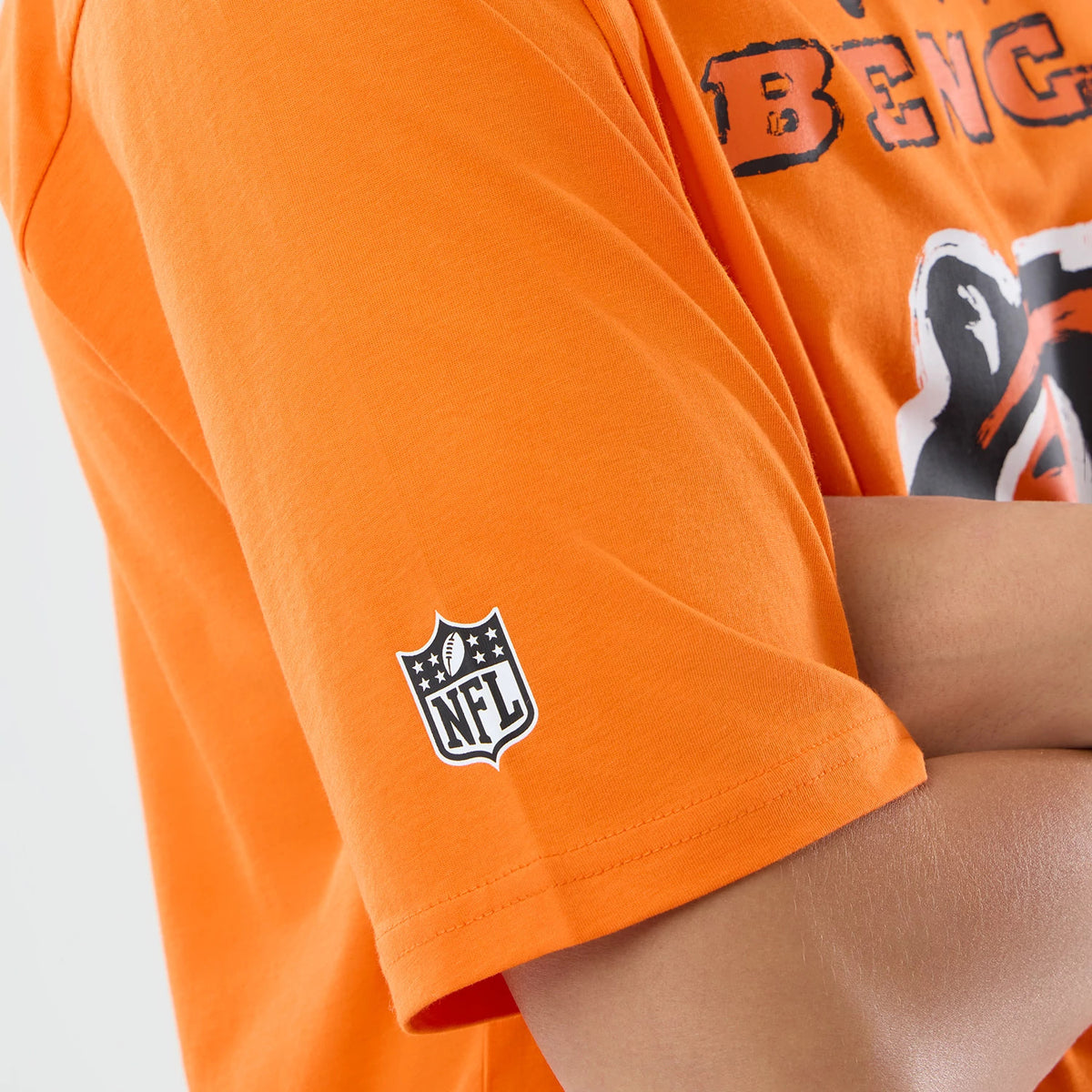 The model is wearing this NFL International Games 2026 Cincinnati Bengals Oversized T-Shirt in orange. 4