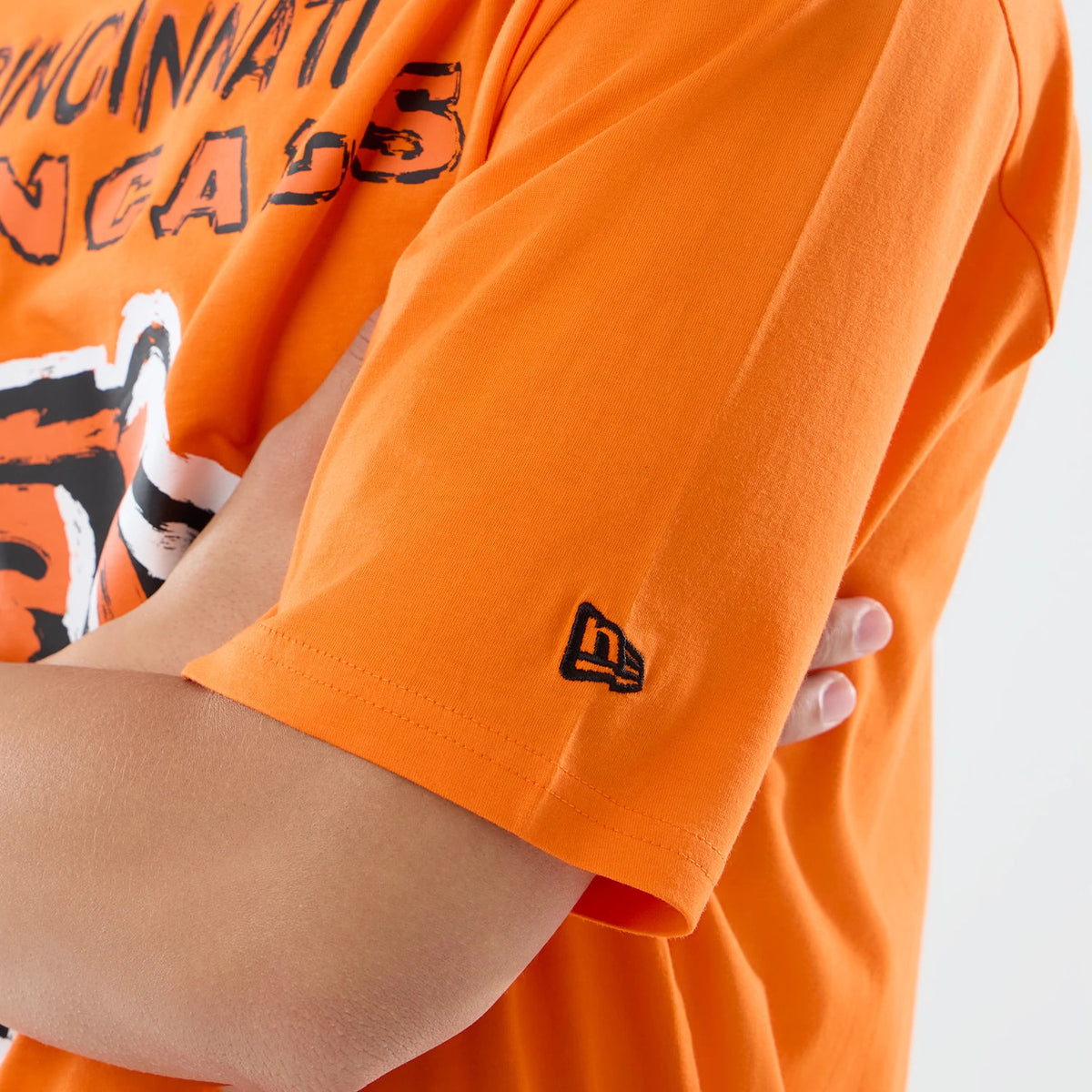The model is wearing this NFL International Games 2026 Cincinnati Bengals Oversized T-Shirt in orange. 5
