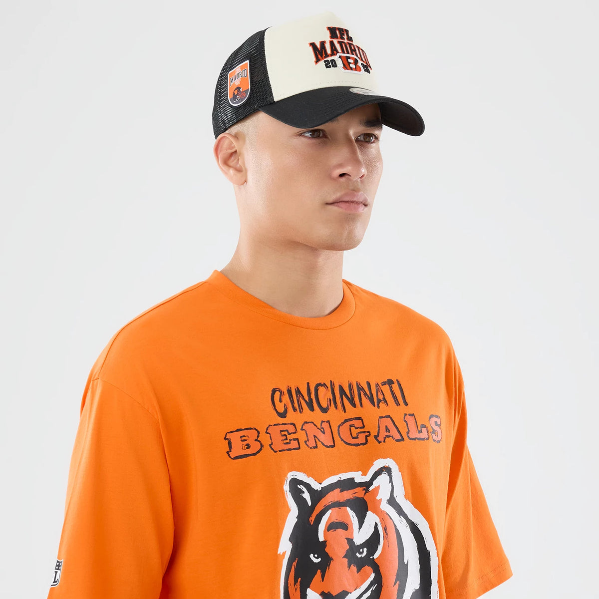 The model is wearing this NFL International Games 2026 Cincinnati Bengals Oversized T-Shirt in orange. 6