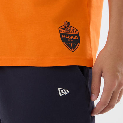 The model is wearing this NFL International Games 2026 Cincinnati Bengals Oversized T-Shirt in orange. 7