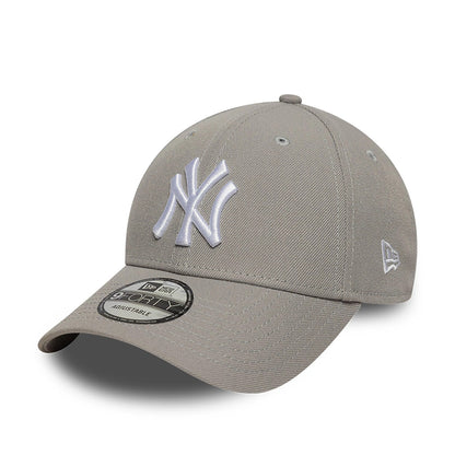 New York Yankees Essential Pack Grey New Era 9FORTY Snapback Adjustable Cap, three-quarter view showing the raised white embroidered NY logo on the front panel, curved grey visor with a 9FORTY size sticker, and New Era flag logo on the left side.