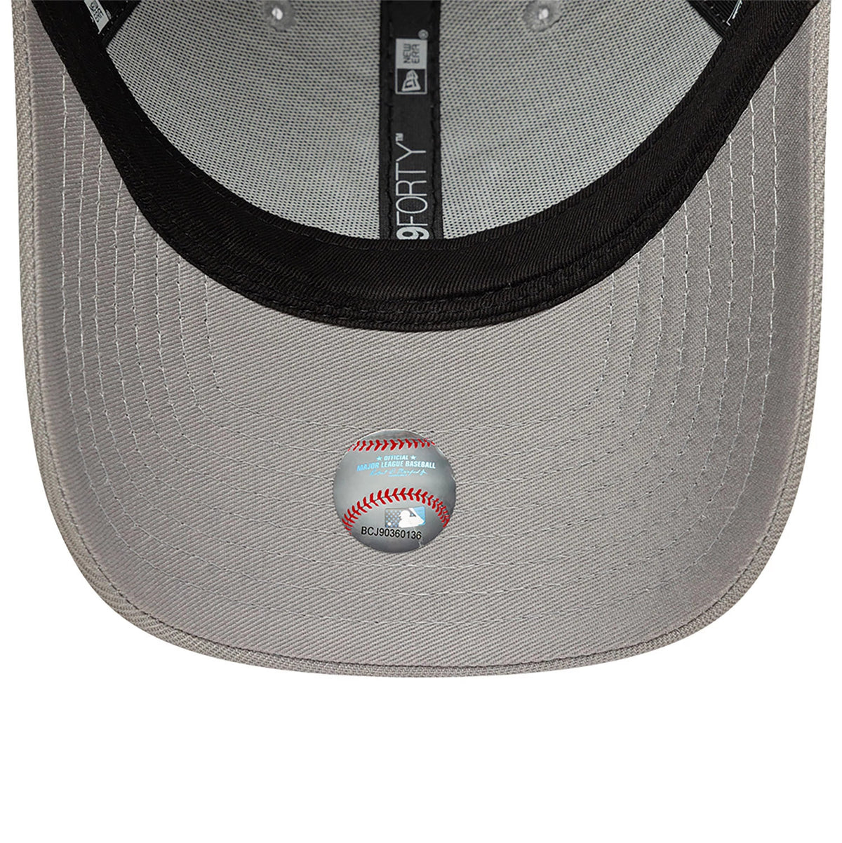 New York Yankees Essential Pack Grey New Era 9FORTY Snapback Adjustable Cap, inside view showing the grey undervisor complemented by black internal taping with white branding, and a baseball-themed sticker placed at the centre near the edge.