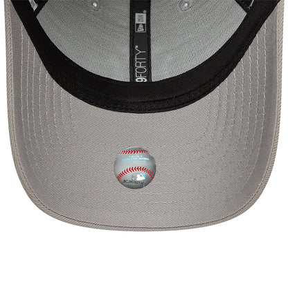 New York Yankees Essential Pack Grey New Era 9FORTY Snapback Adjustable Cap, inside view showing the grey undervisor complemented by black internal taping with white branding, and a baseball-themed sticker placed at the centre near the edge.