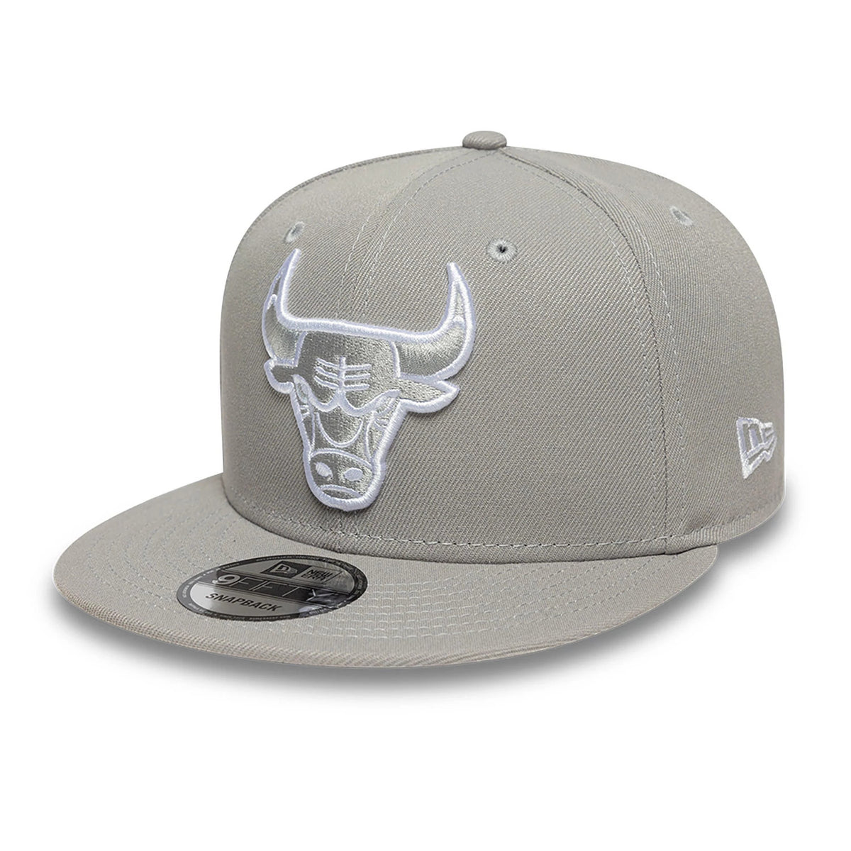 Chicago Bulls Essential Pack Grey New Era 9FIFTY Snapback Adjustable Cap, three-quarter view showing the raised white embroidered Bulls logo on the front panel, matching grey flat visor with 9FIFTY size sticker.