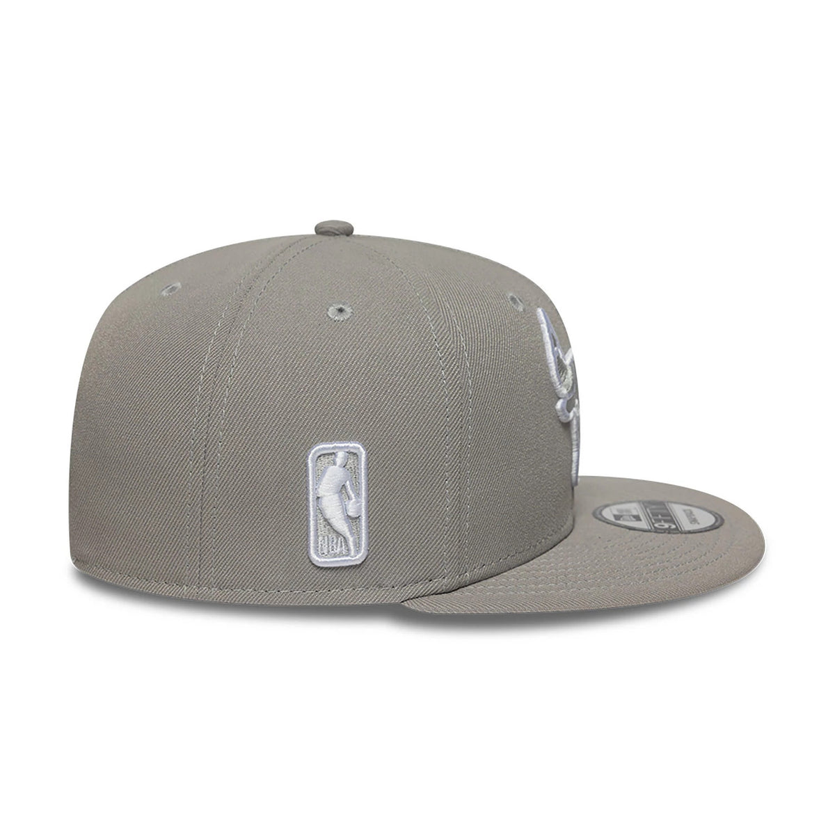 Chicago Bulls Essential Pack Grey New Era 9FIFTY Snapback Adjustable Cap, side view showing the white NBA logo embroidered on the left side, structured grey crown, flat grey visor and a 9FIFTY size sticker on the top of the visor.