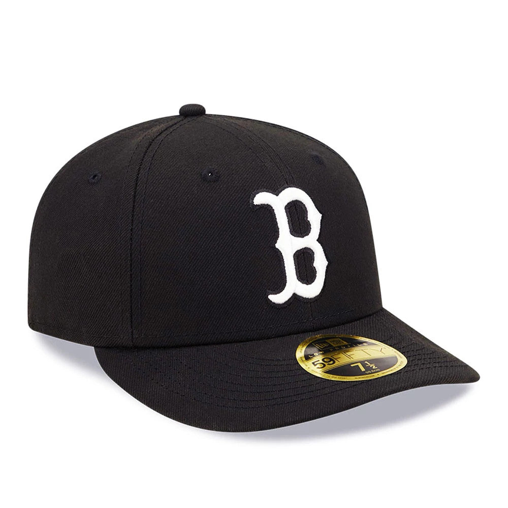 Boston Red Sox MLB Black Low Profile New Era 59FIFTY Fitted Cap, three-quarter view showing the white raised embroidered B logo on the front panel, a black curved visor, and a gold 59FIFTY size sticker on the top.