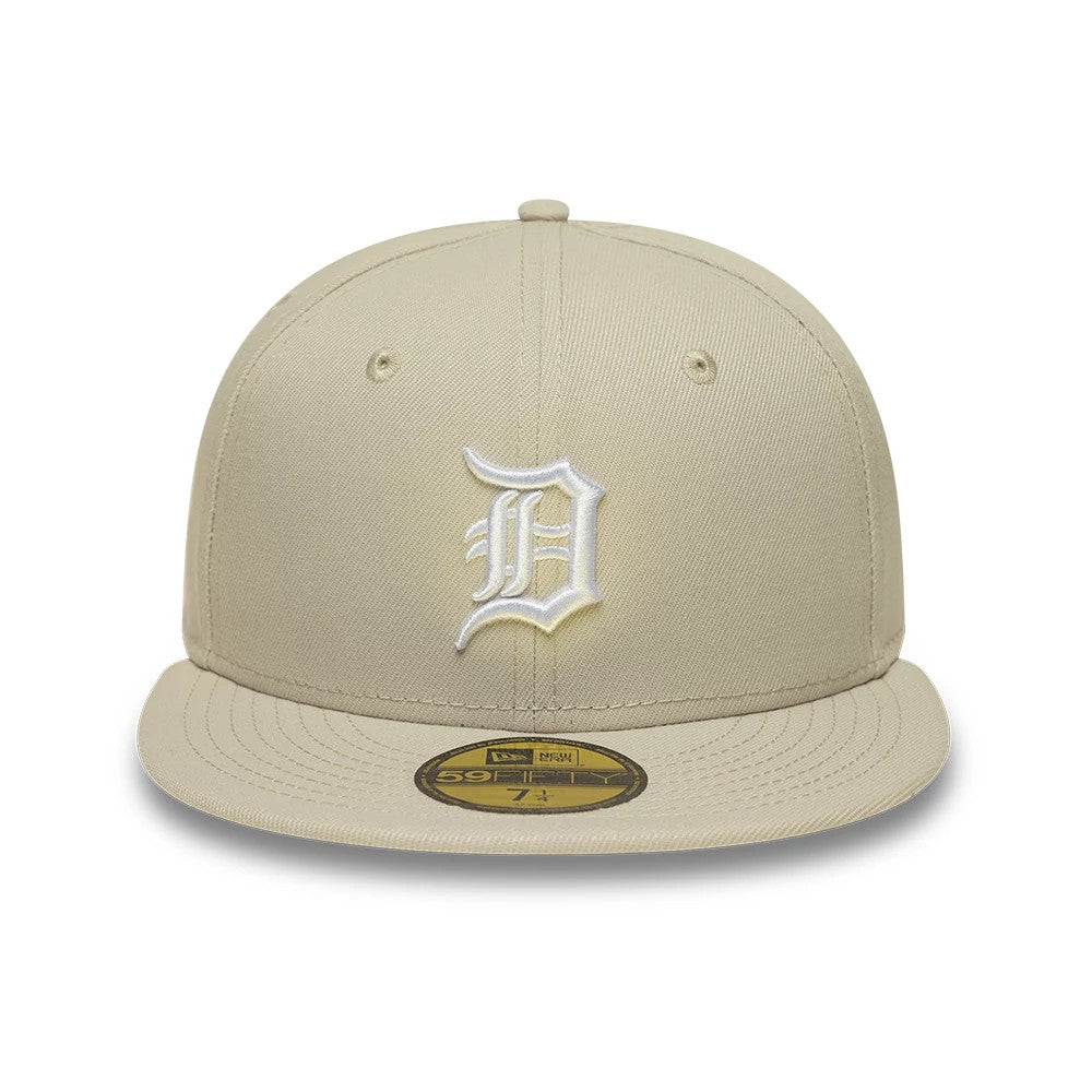 Detroit Tigers MLB Beige New Era 59FIFTY Fitted Cap, front view showing a white raised embroidered D logo on the structured beige crown, complemented by a flat beige visor and a gold 59FIFTY size sticker centred on the bill.