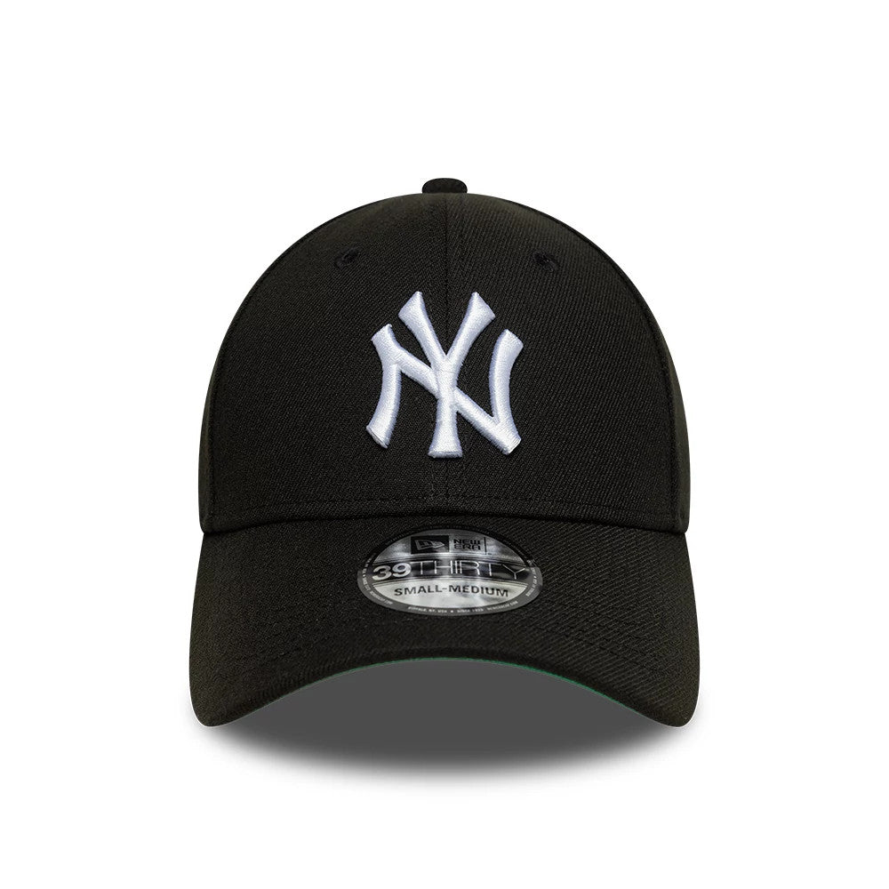 New York Yankees MLB Black New Era 39THIRTY Stretch Fit Cap, front view showing a white raised embroidered NY logo centred on the black structured crown, with a curved visor and a 39THIRTY size sticker on the visor.