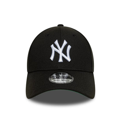 New York Yankees MLB Black New Era 39THIRTY Stretch Fit Cap, front view showing a white raised embroidered NY logo centred on the black structured crown, with a curved visor and a 39THIRTY size sticker on the visor.