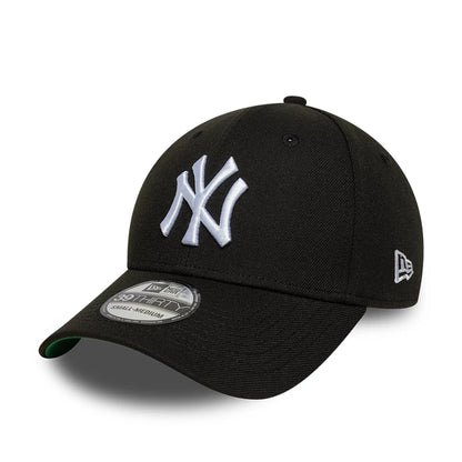 This is a New York Yankees MLB Black 39THIRTY Stretch Fit Cap 1