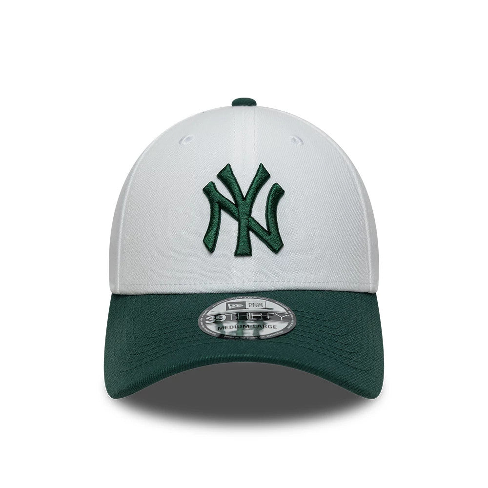New York Yankees MLB White New Era 39THIRTY Stretch Fit Cap, front view showing the raised green NY logo embroidered on the white front panels, complemented by a green curved visor and a 39THIRTY size sticker centrally placed on the visor.