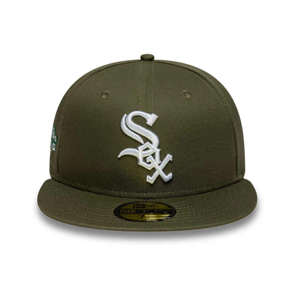 Chicago White Sox MLB Green New Era 59FIFTY Fitted Cap, front view showing a white raised embroidery Sox logo on the structured green crown, a matching flat green visor, and a gold 59FIFTY size sticker on the visor.