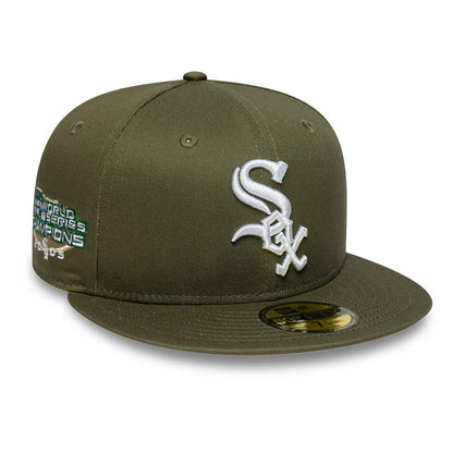 Chicago White Sox MLB Green New Era 59FIFTY Fitted Cap, front view showing the raised white embroidered Sox logo on the front panel, flat green visor with a gold 59FIFTY size sticker, and side embroidery with championship details.