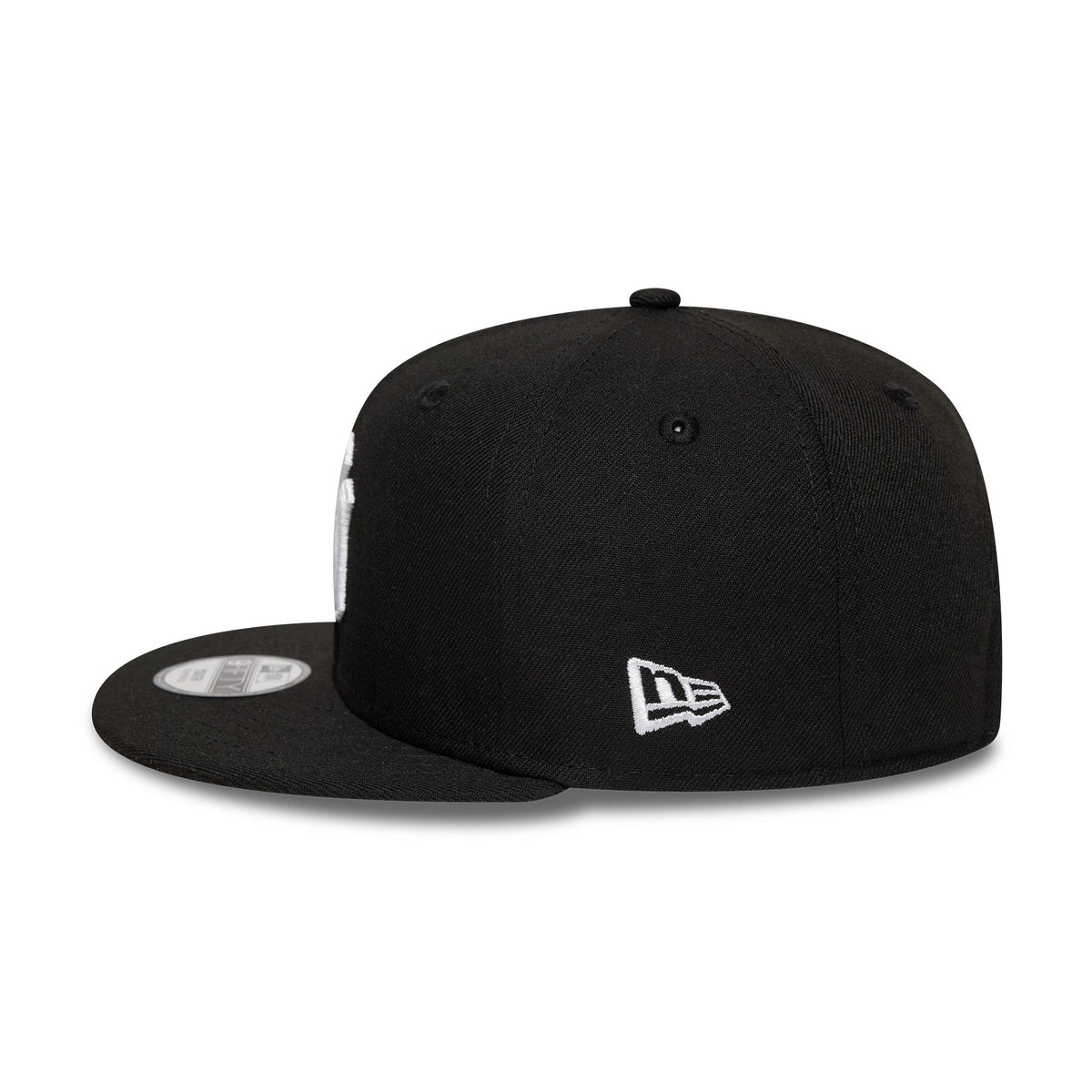 Pictured is this Youth MLB New York Yankees 9FIFTY Snapback cap in black. 5