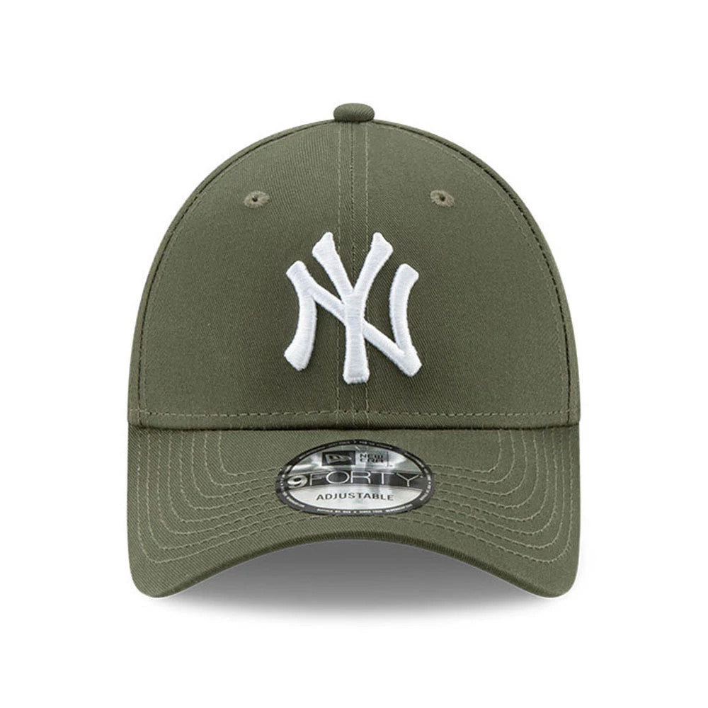 New York Yankees Essential Green New Era 9FORTY Cap, front view showing a raised white embroidered NY logo on the structured green crown, accompanied by a curved green visor with a 9FORTY size sticker on it.