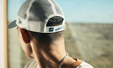 Male fashion model showing the back of a New Era 9FORTY snapback