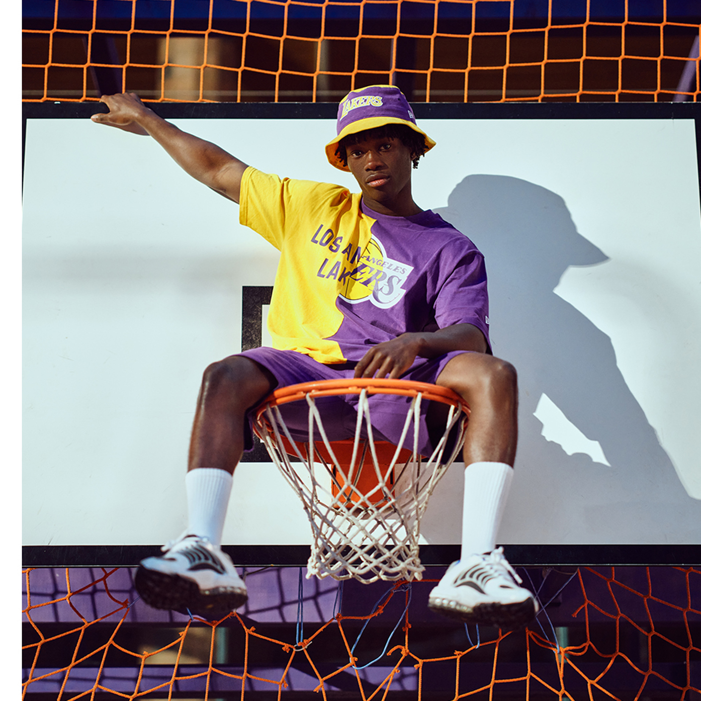 chico en la red de baloncesto con NBA Fadeaway New Era sombreros de verano y colección de ropa