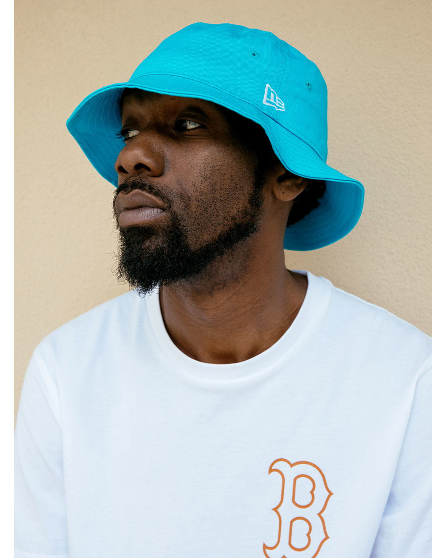 Der französische Rapper Tedax Max trägt einen New Era Bucket Hat