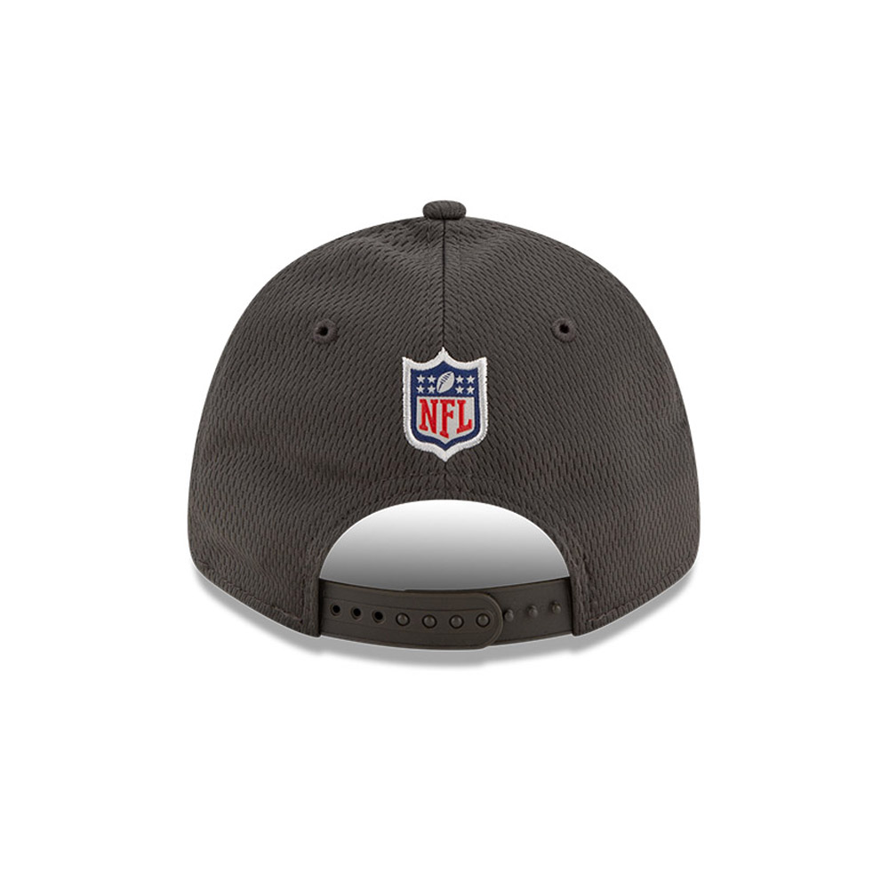 Tampa Bay Buccaneers NFL Sideline Road Grey 9FORTY Stretch Snap Cap