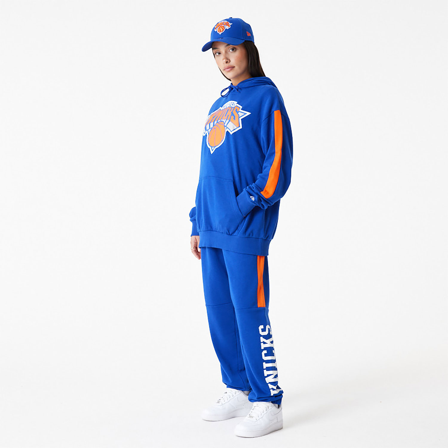 https://www.neweracap.co.uk/globalassets/products/d01_441/60416366/new-york-knicks-nba-core-blue-pullover-hoodie-60416366-10.jpg